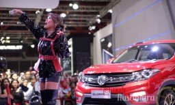Brand Ambassador DFSK “Agnez Mo” Getarkan Panggung Telkomsel IIMS 2019