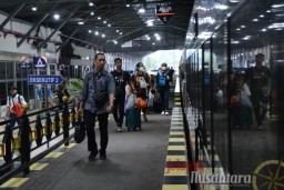 Berikan Rasa Aman, KAI Lakukan Penyemprotan Disinfektan & Tes Suhu Badan