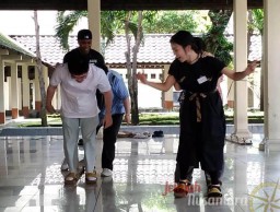 Keseruan Mahasiswa Asing Bermain Permainan Tradisional Bareng BIPA UNESA