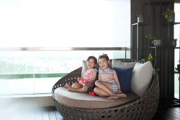 Keseruan Isi Liburan Sekolah Bareng Keluarga di Whiz Luxe Hotel