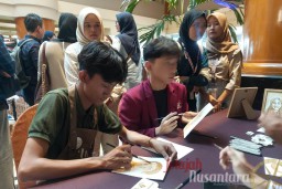 Keindahan Melukis Menggunakan Ampas Kopi Karya Teman Tuli