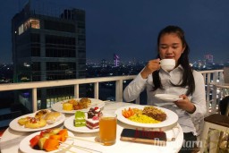 Nongkrong Asik Nikmati Tahun Baru di SkyCave Rooftop Lounge