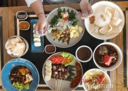 Kuliner Lokal Bercitarasa Khas ala ARTOTEL TS Suite Menggoda Selera