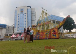 Hibur Warga, Unesa Hadirkan Wahana Bermain dan Pasar Malam