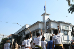 Robekan Biru di Langit Surabaya