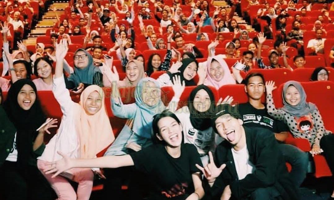 Artis Film Horor "DreadOut" Sapa Pengunjung Bioskop di Surabaya