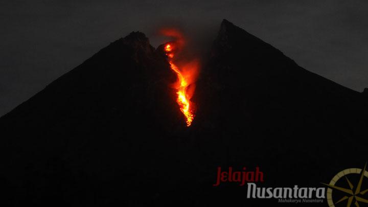 Gunung Merapi Lontarkan Lava Pijar 9 Kali Hari Ini