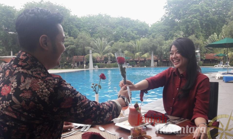 “Candle Light Dinner” Tepi Kolam Berikan Suasana Romantis Hari Valentine