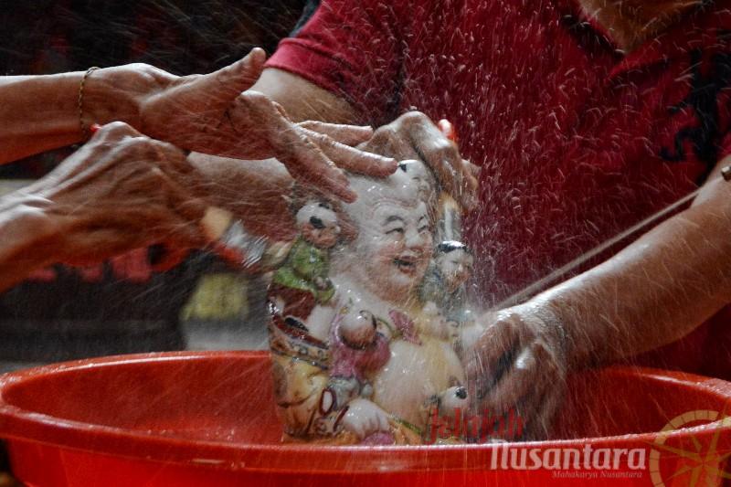 Foto: Ritual Cuci Patung Dewa Menjelang Imlek
