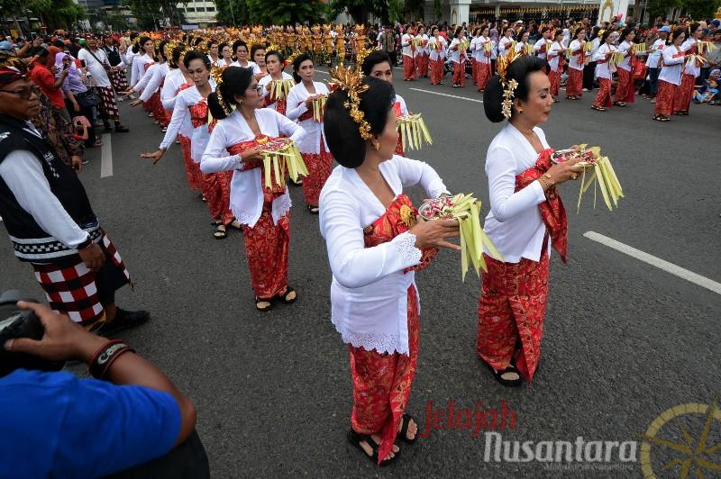 Foto: Warga Padati Jalan Nikmati Parade Budaya