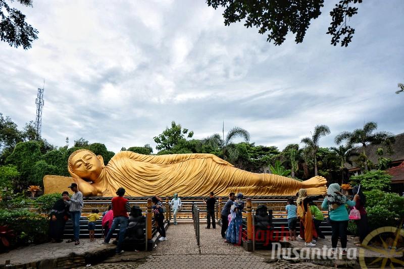 Maha Vihara Buddha Tidur Ikon Mojokerto