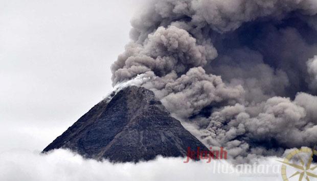 Wedus Gembel Keluar Dari Kawah Merapi