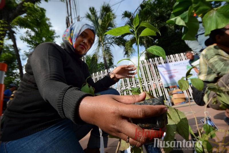 Peringati Hari Bumi, Mapas Bagikan Bibit Tanaman
