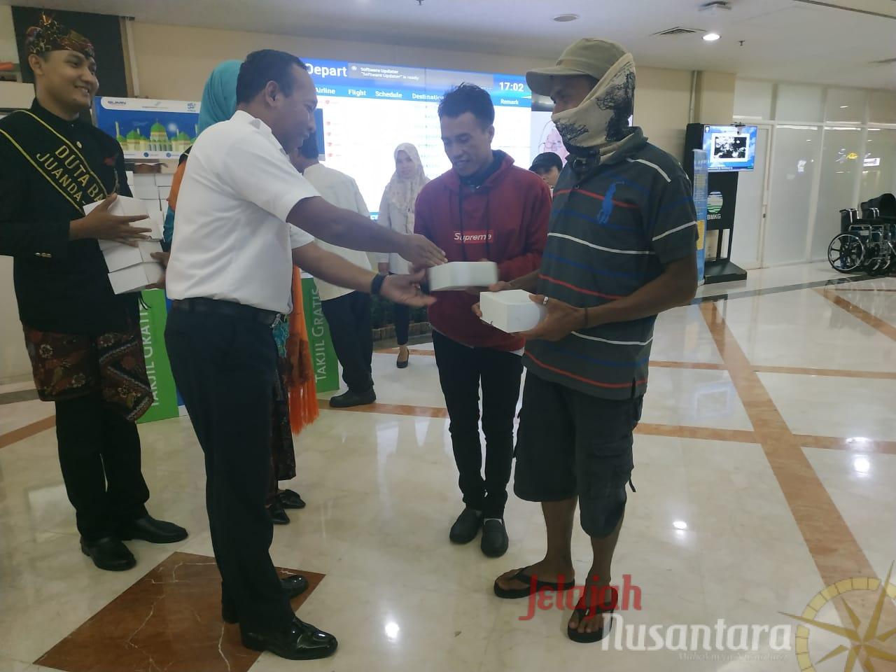 Selama Bulan Ramadhan, Bandara Juanda Bagikan Takjil Gratis