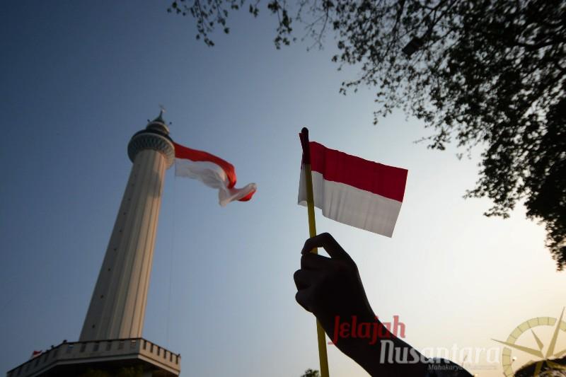 Foto: Bendera Raksasa Berkibar di Masjid Al-Akbar