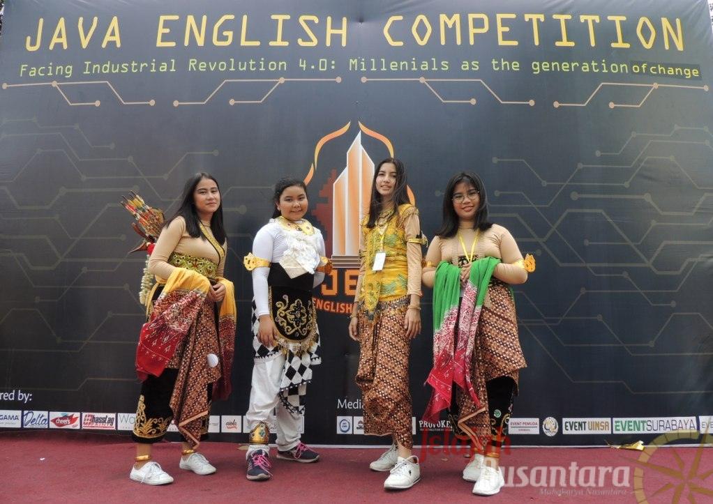Peserta Java English Competition 2019 UINSA Kenakan Pakaian Tokoh Pewayangan