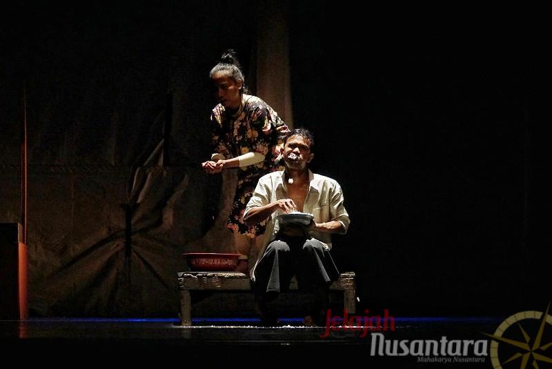 Foto: Teater Tobong Surabaya dengan Karya KEReBRITIS (Kisah Trimo Dan Seekor Kucing Bernama Viola)