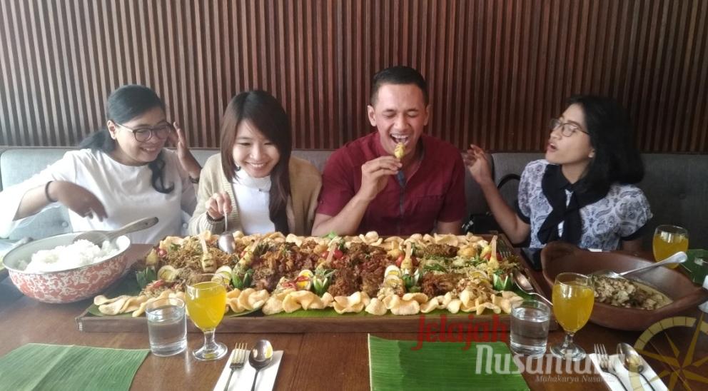 Nikmatnya Menu Keroyokan “Alas Godhong” Ciptakan Keakraban