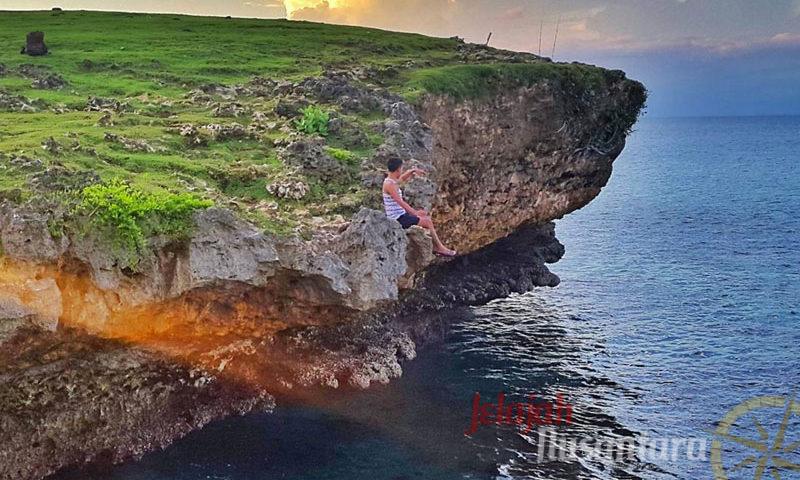Pantai Tersembunyi dengan Suasana Sunset yang Romantis