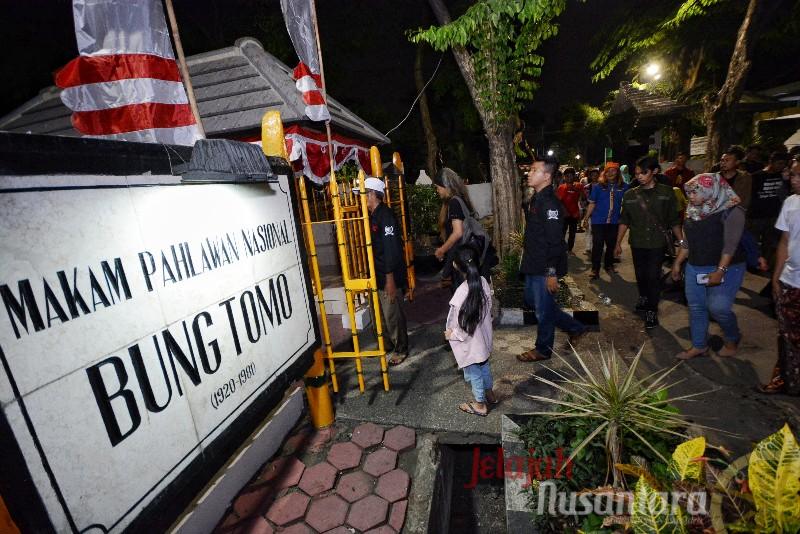 FOTO: Mengenang Jasa Pahlawan, Sejumlah Komunitas Ziarah Makam Bung Tomo
