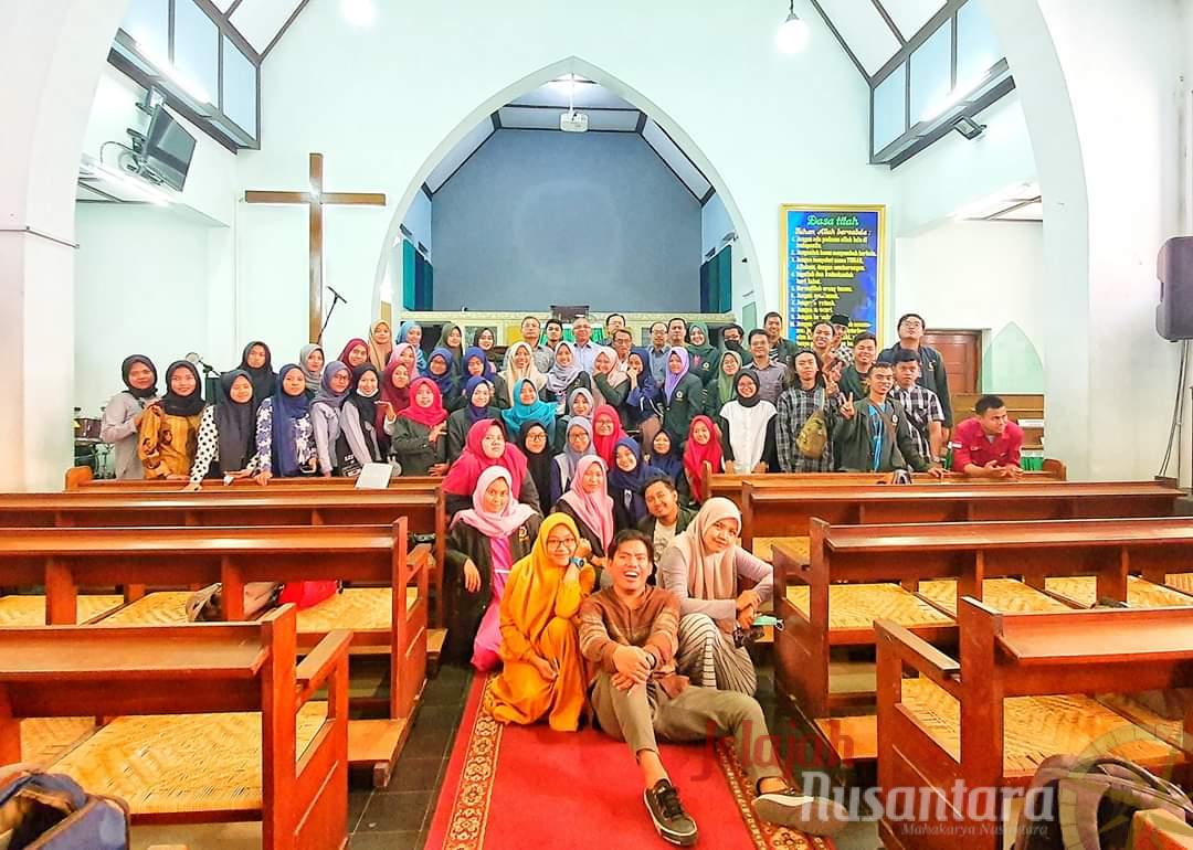 Puluhan Mahasiswa UIN Kunjungi Gereja GKJW Darmo
