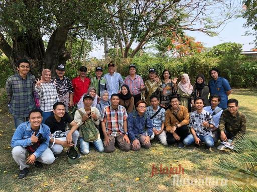 Puluhan Mahasiswa Unair Belajar Sejarah di Makam Kehormatan Belanda