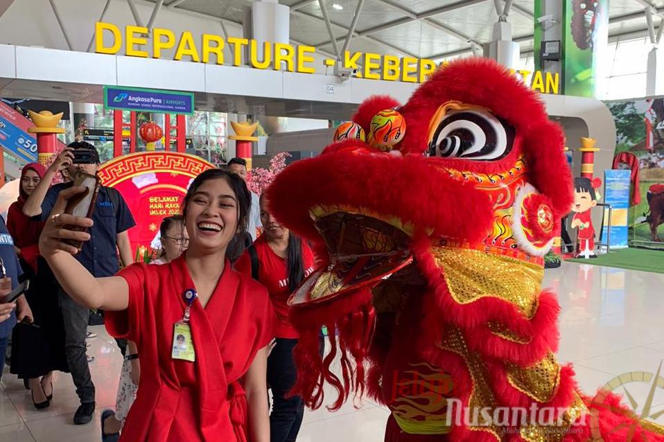 Tarian Tradisional Barongsai Pukau Pengunjung Bandara Internasional Juanda