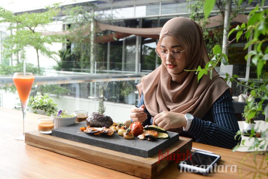 Steak Sehat with Hot Stone ala The Alana Yogyakarta Menggoda Selera