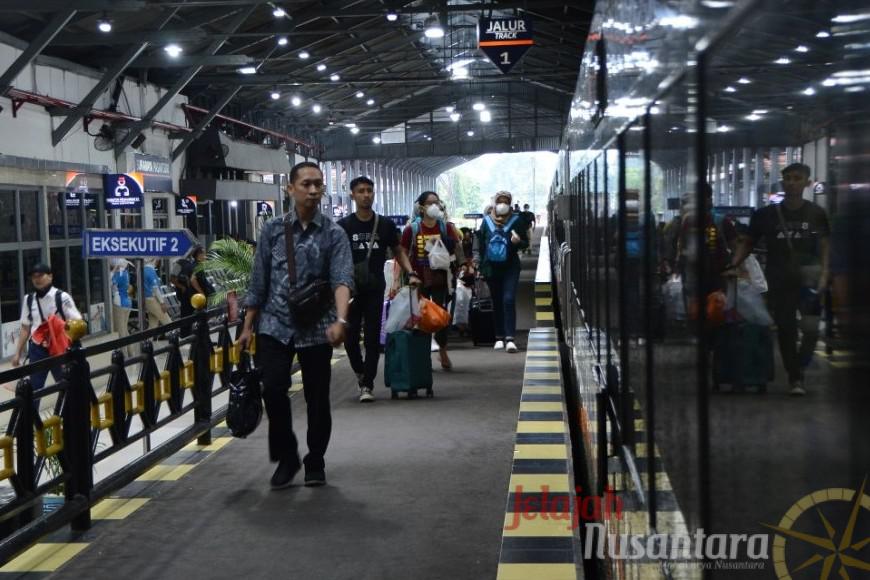 Berikan Rasa Aman, KAI Lakukan Penyemprotan Disinfektan & Tes Suhu Badan