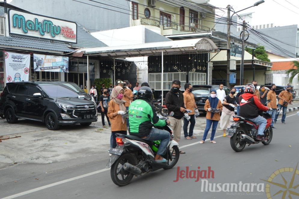 Ditengah Lesunya Perekonomian, Cafe MakMu Surabaya Masih Lakukan Aksi Peduli