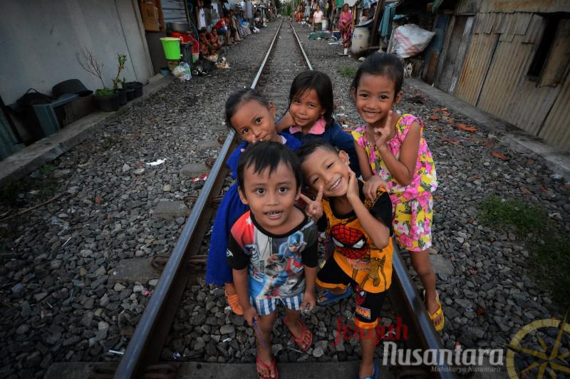 FOTO: Potret Kehidupan Kampung Pinggir Rel di Surabaya