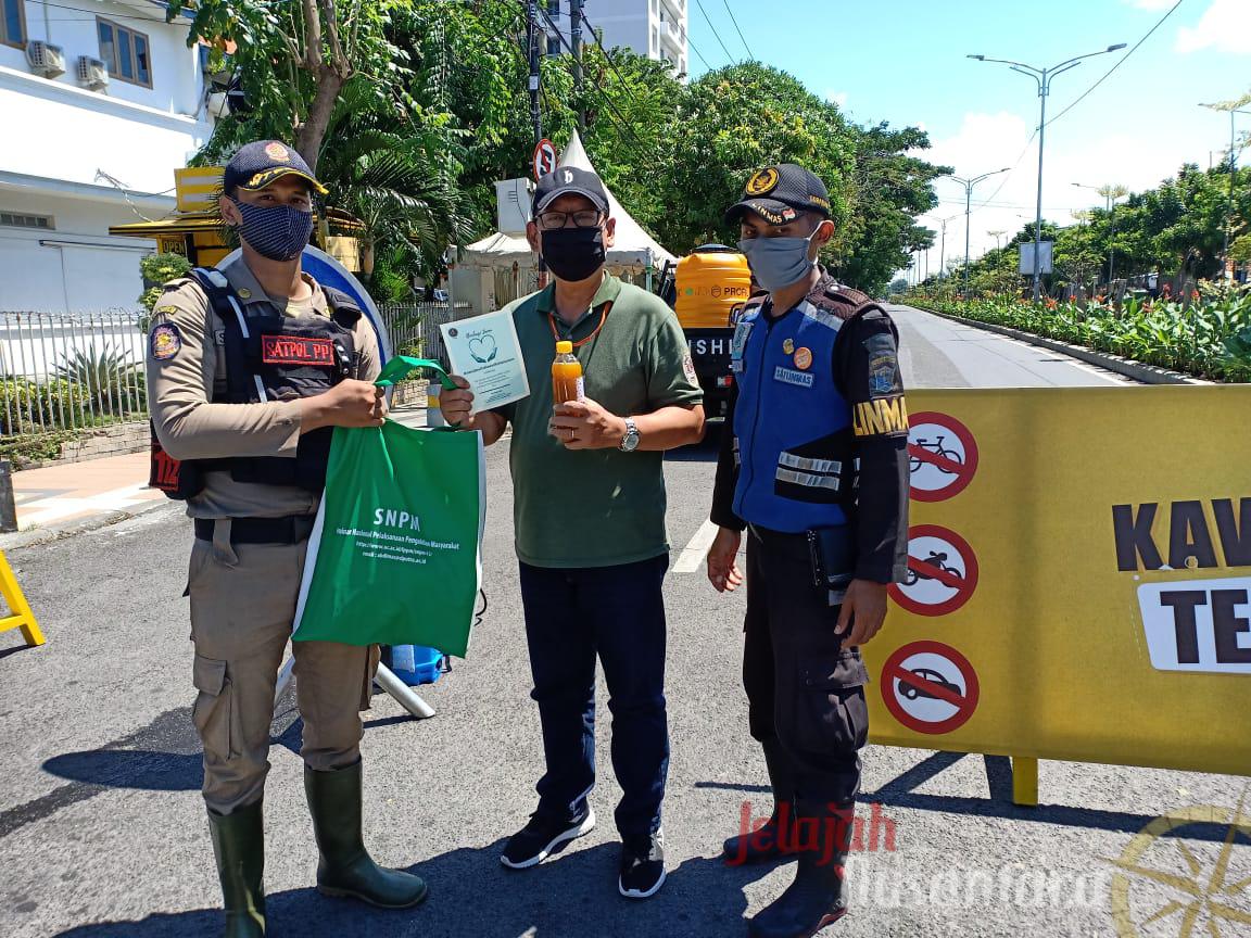 Dukung Daya Tahan Tubuh, LPPM Universitas Ciputra Bagikan Jamu Tradisional Pada Petugas Lapangan