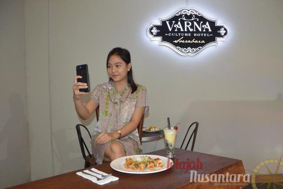 Nongkrong Seru & Instagramable, Kunjungi “Moji Tongkrongan” Varna Culture Hotel