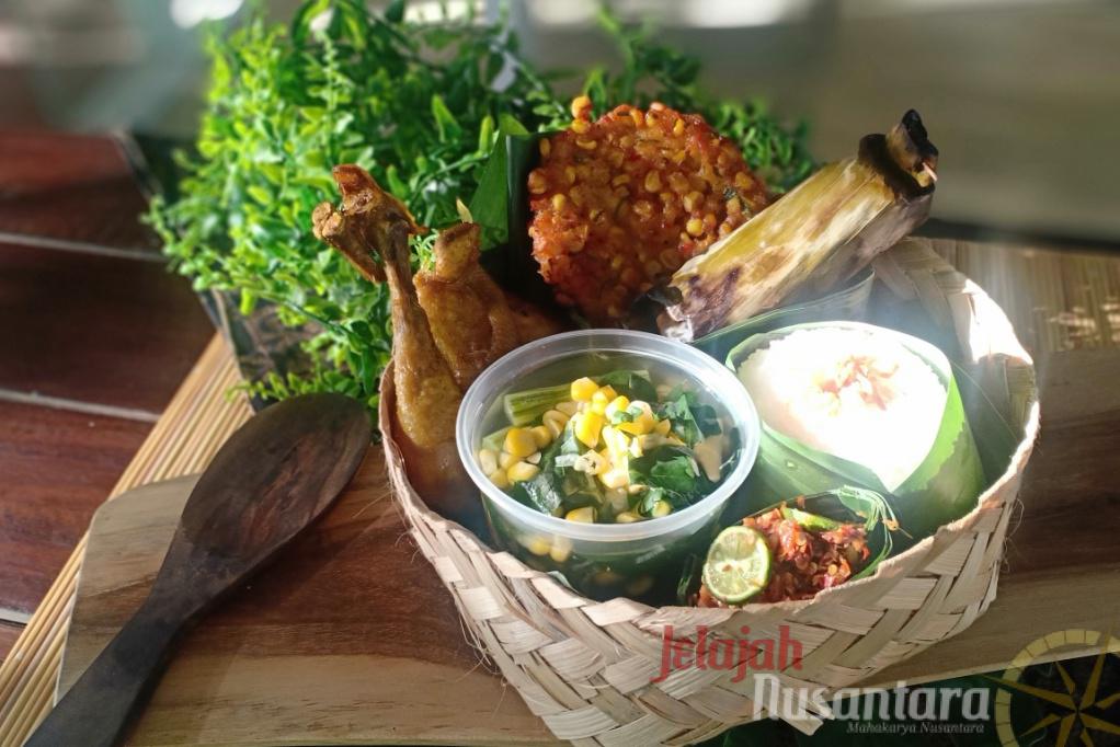 “Sego Besek Ulam” Deka Hotel Hadirkan Sensasi Seru Makan Siang