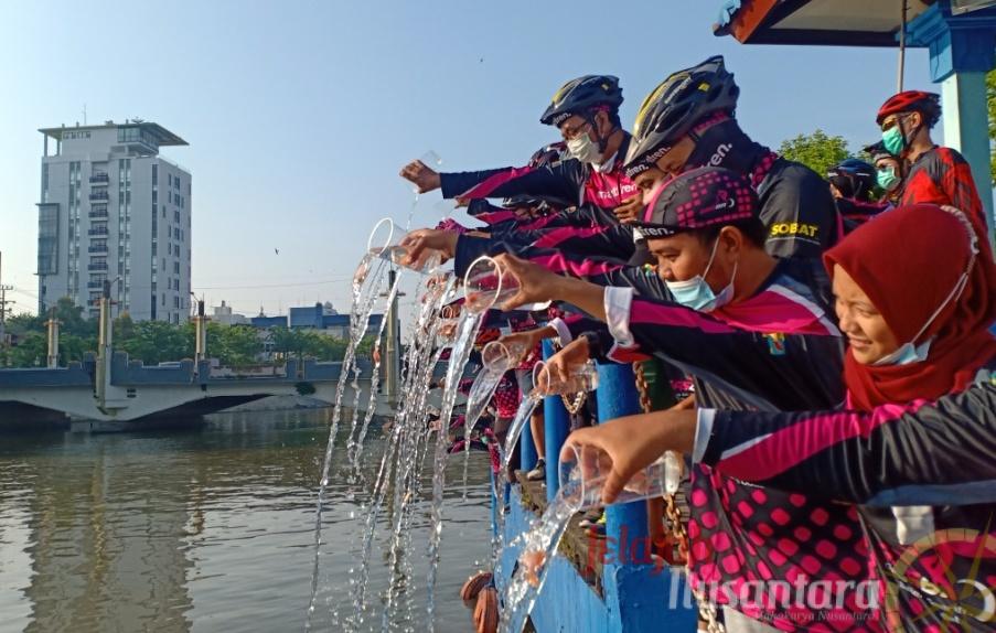 Bangkitkan Wisata Perahu Kalimas Surabaya, Smartfren Tebarkan Ribuan Ikan Nila