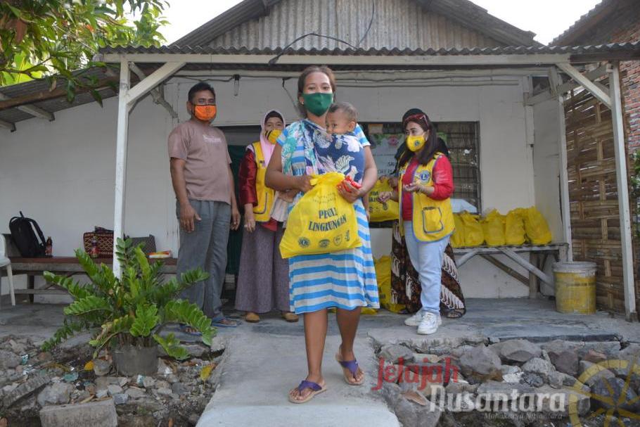 Peduli Lingkungan Hidup, LCS Padma Bagikan Ratusan Kantong Ramah Lingkungan