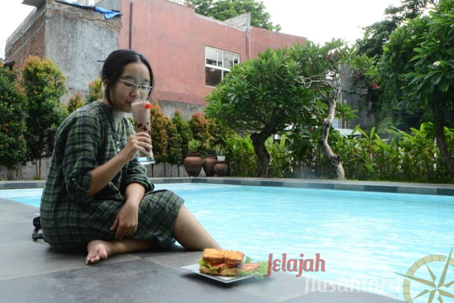 Roti Burger “ROGER” ala La Lisa Hotel Bikin Seru Nongkrong Bareng Teman