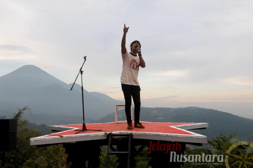 Vokalis D’Masiv Manjakan Pengunjung Jungle Cafe Trawas