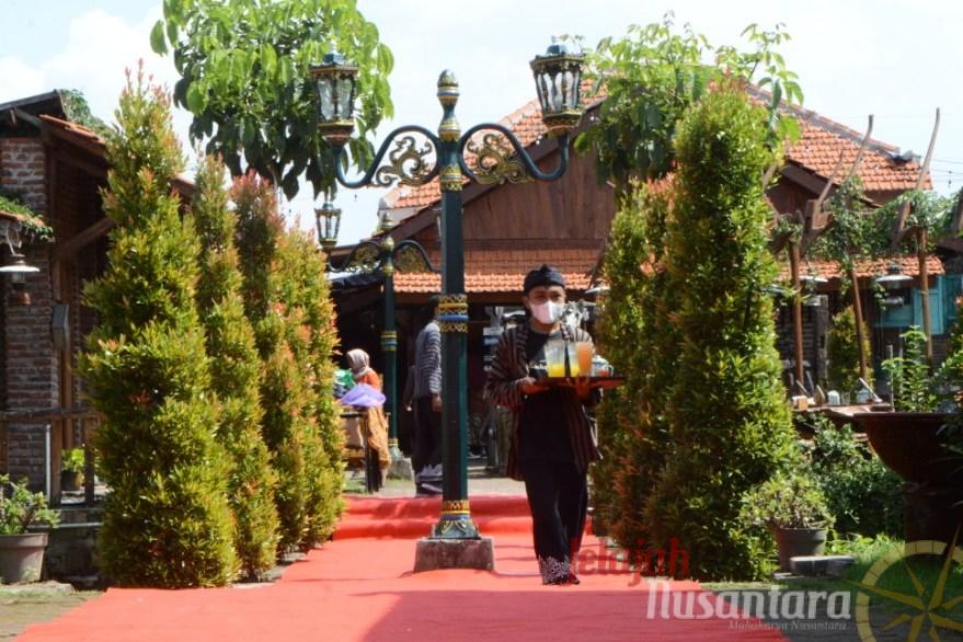 Angkringan “Wedangan Joglo” Hadirkan Kehangatan Kuliner Alam Pedesaan