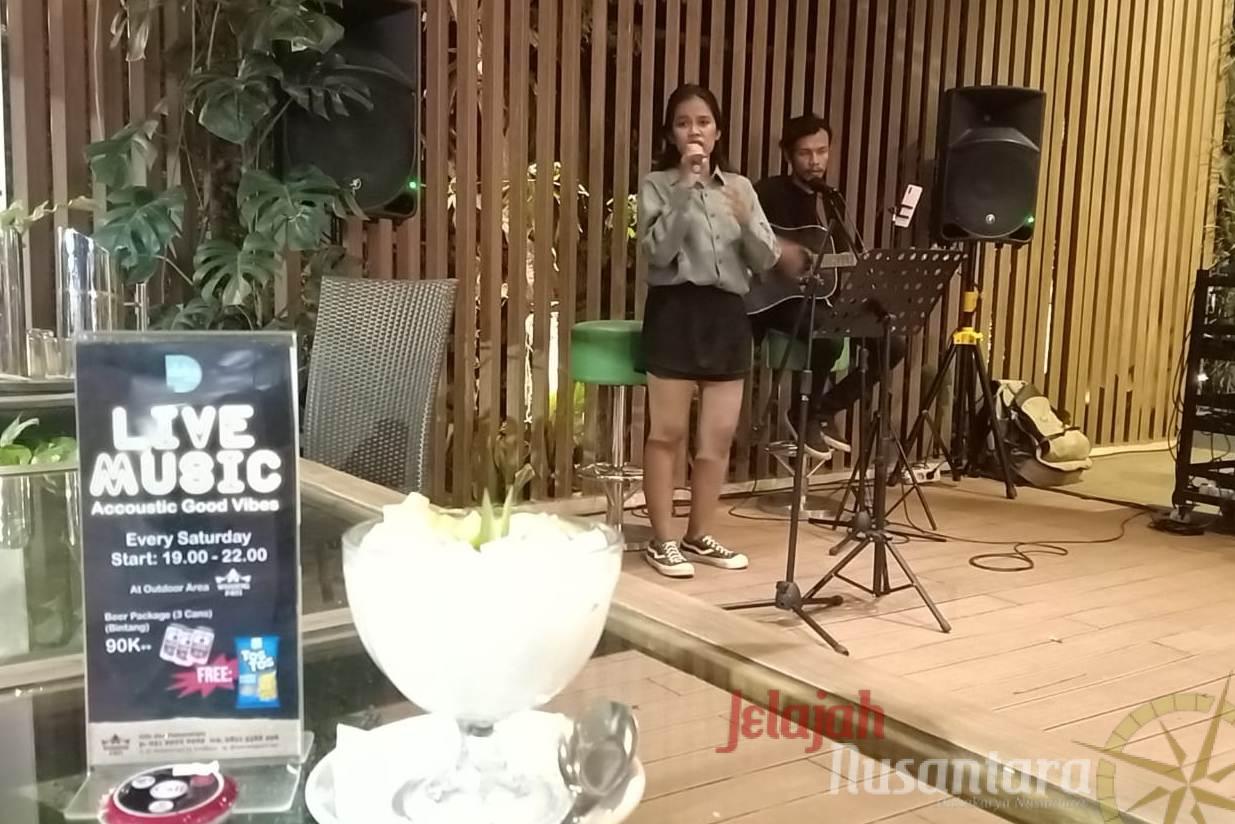 Seru Seruan Nongkrong Asik di Hotel Deka Sembari Live Music