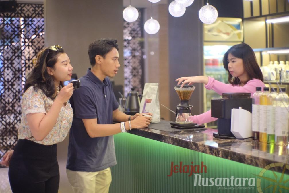 Keseruan Menikmati Kopi Bareng Bestie di Glowstick Cafe and Eatery