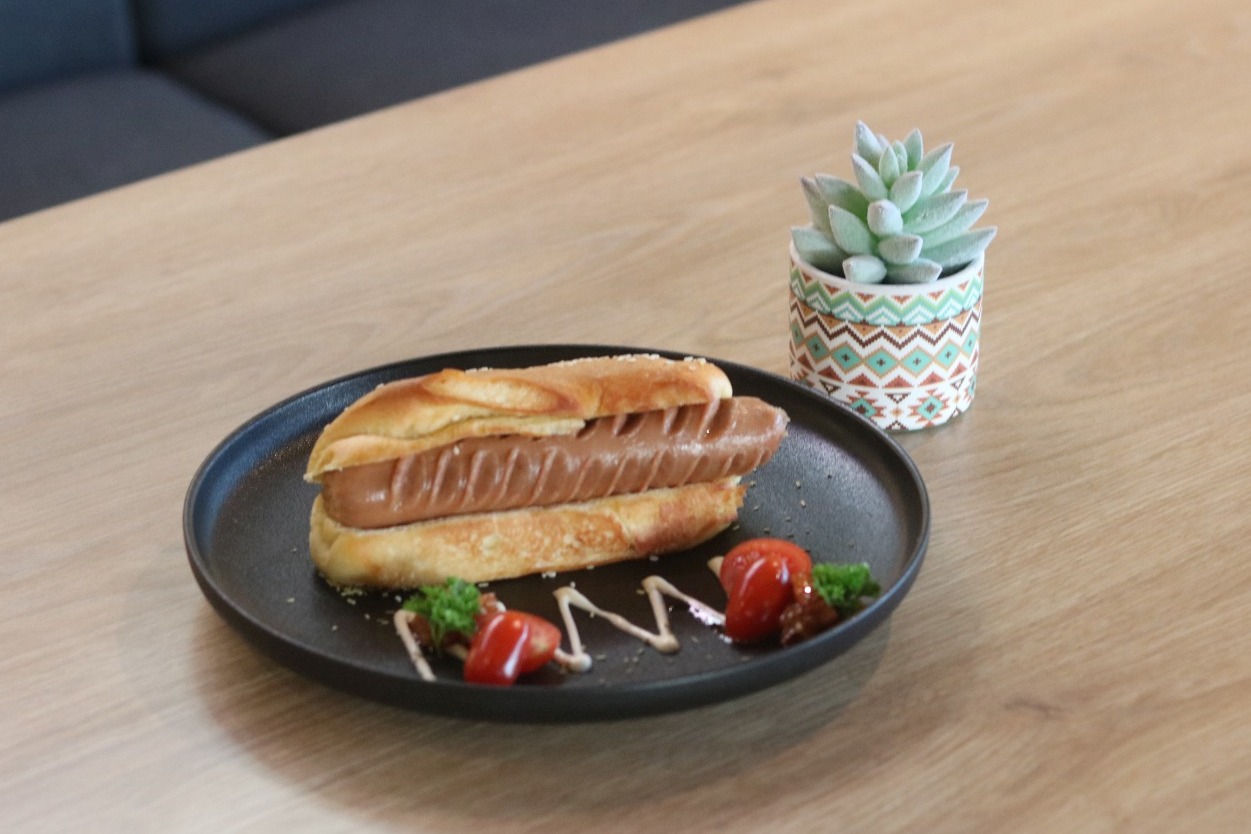 Keseruan Lomba Makan Hotdog ala Bess Mansion Hotel
