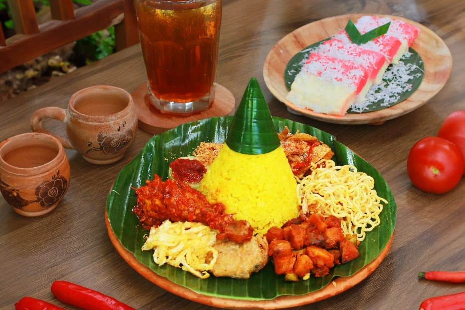 Aroma Wangi dan Gurih “Nasi Kuning Kemerdekaan” Deka Hotel Menggoda Selera