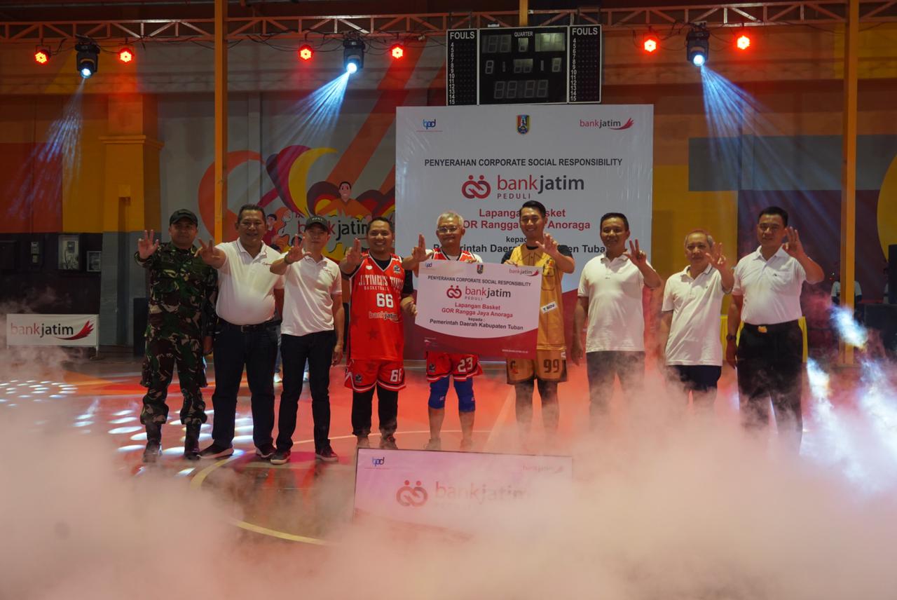Tingkatkan Minat Olahraga Generasi Muda, Bank Jatim Serahkan CSR Lapangan Basket