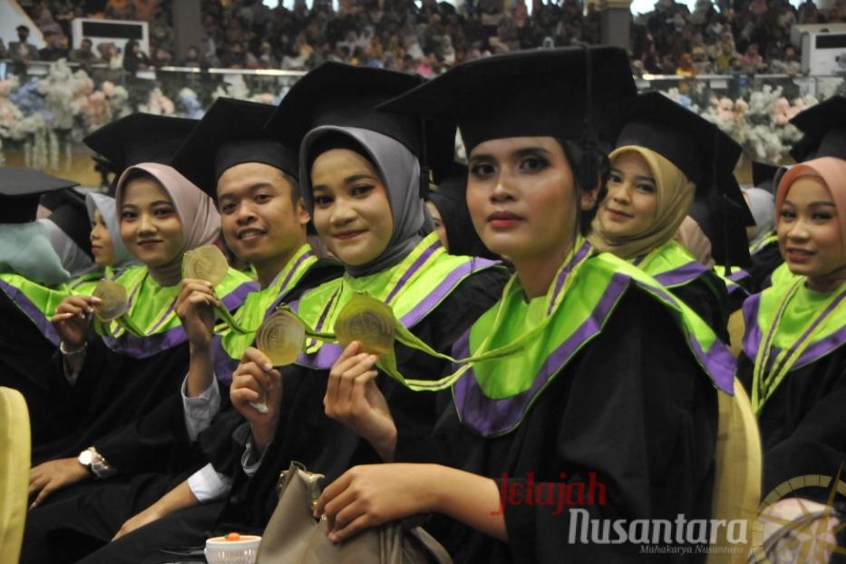 Ribuan Wisudawan UNESA Ke-107 Tahun 2023 Tersenyum Bangga