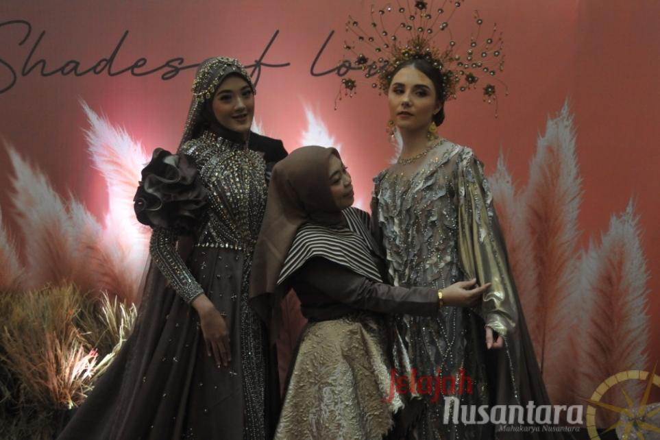Model Disabilitas Fira Tampil Elegan Menggunakan Busana Whulyan Attire