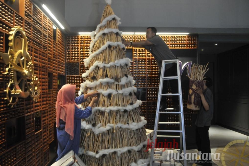 Gandeng UMKM, Mercure Surabaya Manyar Suguhkan Pohon Natal Eceng Gondok
