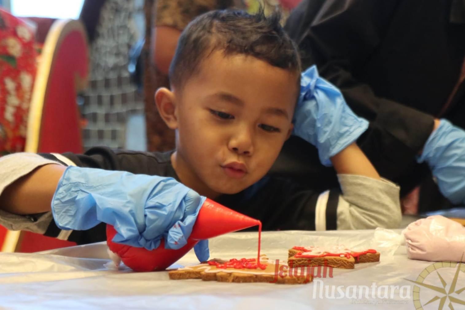 Ini Loh Keseruan Anak Anak Hiasi Ginger Bread House di Hotel Ciputra Surabaya