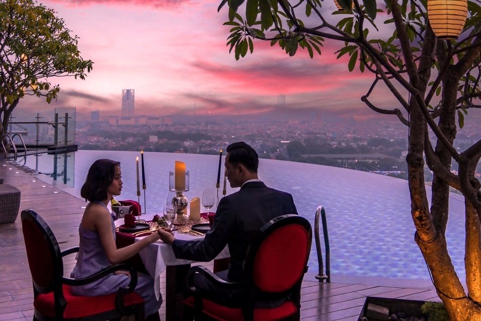 Romantic Dinner Tepi Kolam ala Hotel Ciputra Surabaya Bikin Pasangan Jatuh Cinta