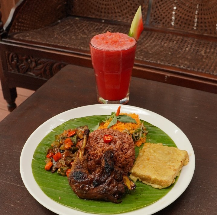 Ini Baru Kuliner Enak “Sego Abang Juwono” ala Waroeng Pati